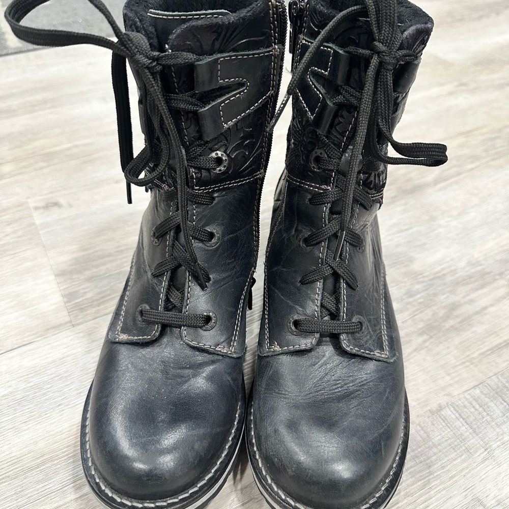 Dromedaris Black Lace-Up Women's Boots
